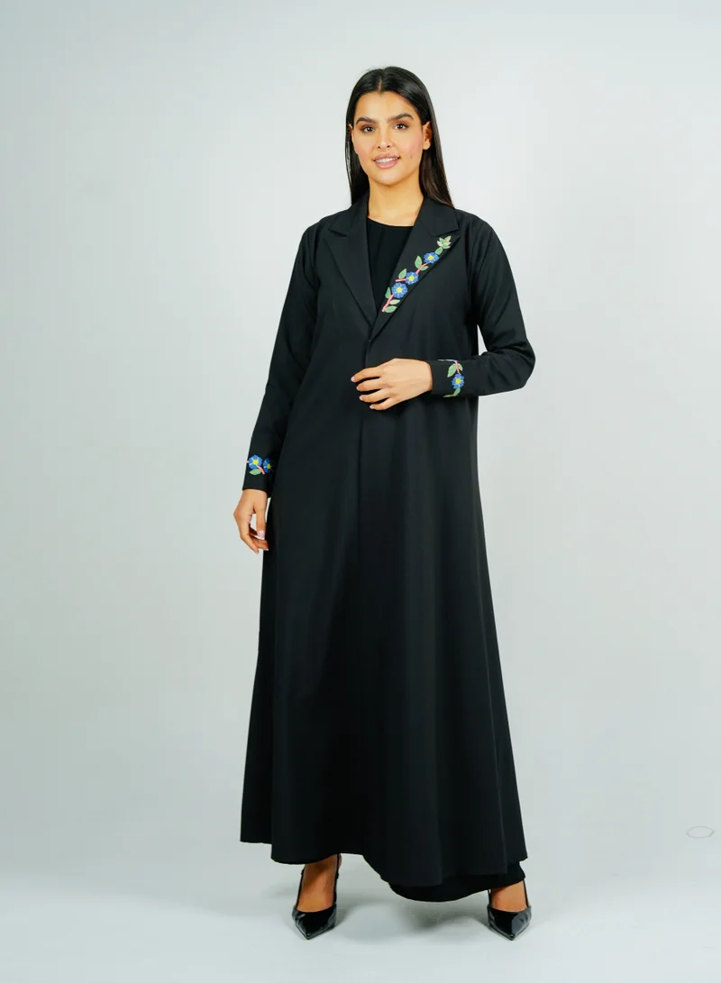 روزيت عباية بليزر بتصميم فريد يتميز بتطريز ملون